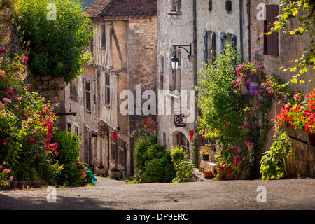 Am frühen Morgen Blick hinunter Straße in Saint-Cirq-Lapopie, Royal, Frankreich Stockfoto