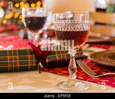 Glas Sherry auf einem Tisch für Weihnachtsessen mit Crackern und dekorierte Baum im Hintergrund Stockfoto