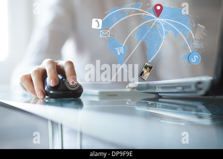 Konzept der Verwendung von wireless-Technologie, Online-Kauf erhalten und download Foto und e-Mail, Videokonferenz Stockfoto