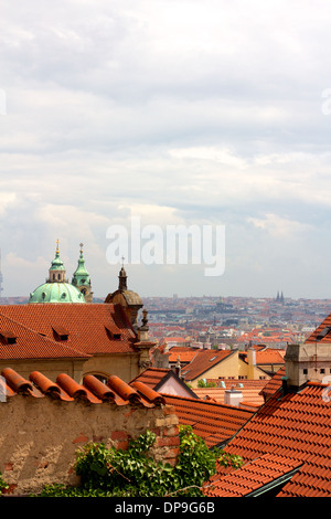 Über den Dächern von Prag, alte zentrale europäische Metropole, moderne touristische Magnet und Hauptstadt der Tschechischen Republik. Stockfoto
