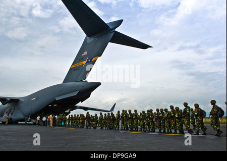 Burundische Soldaten darauf vorbereiten, eine US Luftwaffe c-17 Globemaster III Flugzeug am Flughafen Bujumbura, Burundi Stockfoto