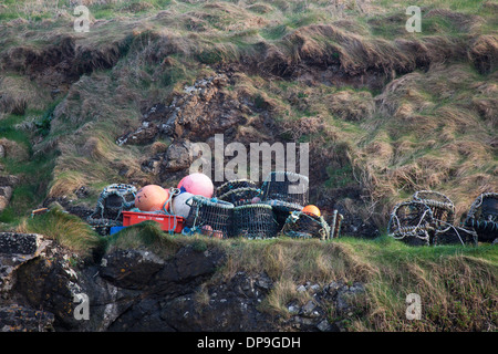 Krabben Sie-Töpfe und Bojen auf den Felsen am Mullion Cove, Lizard Halbinsel Cornwall Stockfoto