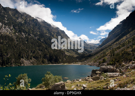Blick auf den Lac de Gaube in Richtung Pic Arraille im Vallee de Gaube in den französischen Pyrenäen Stockfoto