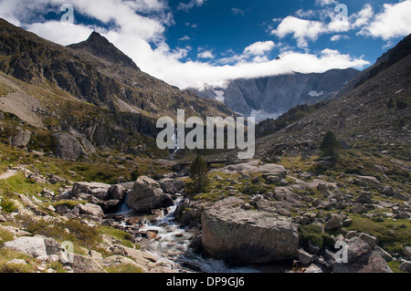 Blick auf die Vignemale Berge und Gletscher des Oulettes aus dem Vallée de Gaube in den französischen Pyrenäen Stockfoto