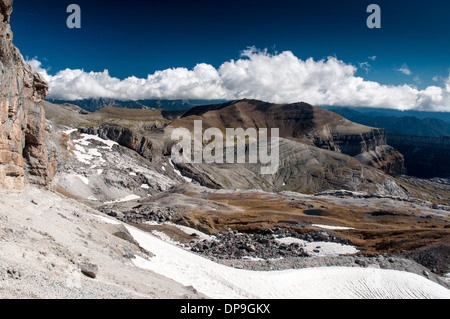 Blick in Richtung der Ordesa-Tal und Punta Tabacor von Le Doigt Pointe Bazillac in der französisch-spanischen Pyrenäen Stockfoto