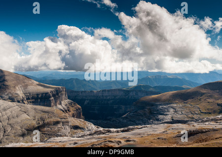 Blick in Richtung der Ordesa-Tal von Breche de Roland in den Pyrenäen Französisch / Spanisch Stockfoto