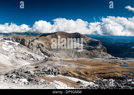 Blick in Richtung der Ordesa-Tal und Punta Tabacor von Le Taillon (3144m) in der französisch-spanischen Pyrenäen Stockfoto