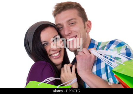 Eine lächelnde junge Paar mit Einkaufstüten, isoliert auf weißem Hintergrund Stockfoto