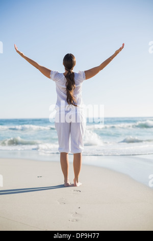 Rückansicht des hübschen Frau praktizieren yoga Stockfoto