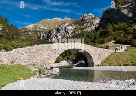 Puente de Bujaruelo über den Fluss Ara in der Nähe von San Nicolas de Bujaruelo in den spanischen Pyrenäen nahe dem Ordesa-Tal Stockfoto