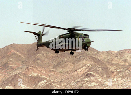 US Marinekorps CH-53 Sea Stallion-Hubschrauber macht einen Endanflug zur Landung Stockfoto