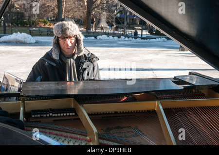 New York, NY 9. Januar 2014 - Pianist Colln Huggins spielen seine Baby Grand Piano, im Washington Square Park Stockfoto