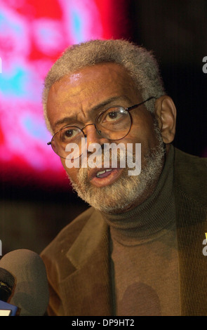 Der Poet Laureate of New Jersey, Amiri Baraka verteidigt und liest sein Gedicht "Jemand Blew Up America" in New York Stockfoto