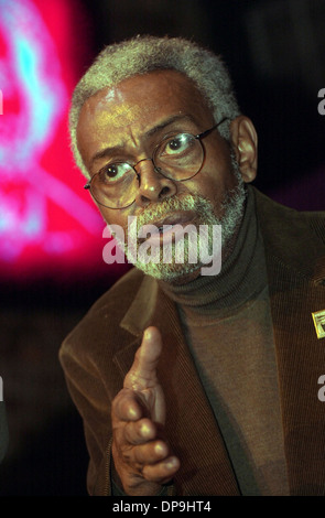 Der Poet Laureate of New Jersey, Amiri Baraka verteidigt und liest sein Gedicht "Jemand Blew Up America" in New York Stockfoto