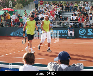 Spaniens Tennisspieler Rafa Nadal und ehemalige Nummer 1 Carlos Moya gesehen während eines Spiels auf der Insel Mallorca, Spanien. Stockfoto