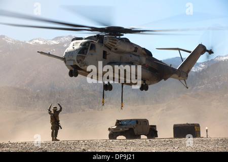 US-Marine leitet die Piloten ein CH-53E Super Stallion-Hubschrauber nach dem Loslassen eines Humvee Stockfoto
