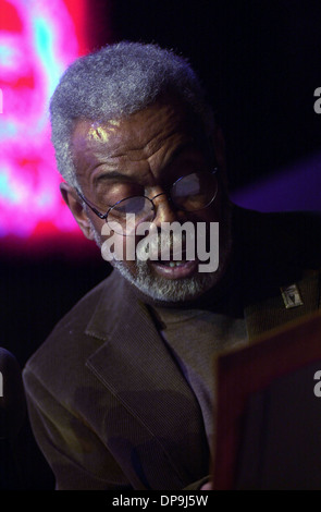 Der Poet Laureate of New Jersey, Amiri Baraka verteidigt und liest sein Gedicht "Jemand Blew Up America" in New York Stockfoto