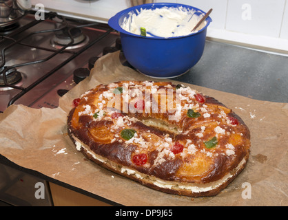 Ein frisch gebackener hausgemachte König cake, die das Fest der Epiphanie in der Weihnachtszeit in vielen Ländern zugeordnet ist Stockfoto