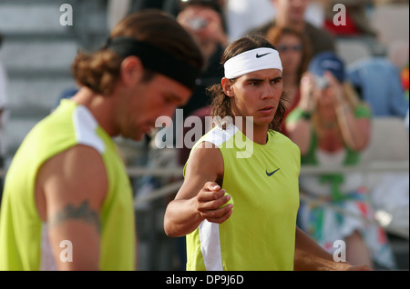 Spaniens Tennisspieler Rafa Nadal und ehemalige Nummer 1 Carlos Moya gesehen während eines Spiels auf der Insel Mallorca, Spanien. Stockfoto