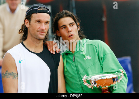 Spaniens Tennisspieler Rafa Nadal und ehemalige Nummer 1 Carlos Moya gesehen während eines Spiels auf der Insel Mallorca, Spanien. Stockfoto