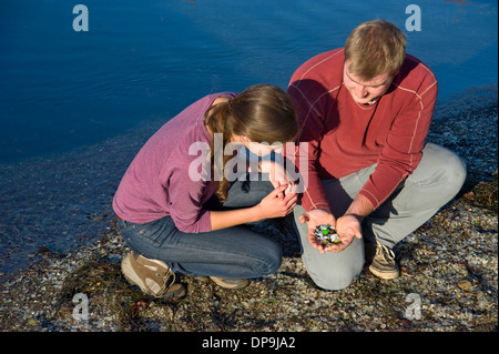 Besucher genießen Glas Beach State PArk in Fort Bragg, Kalifornien Stockfoto