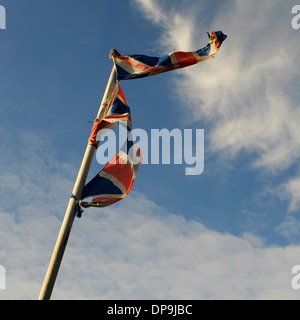 zerfetzte britischen Union Jack-Flagge, die vom Wind zerrissen Stockfoto