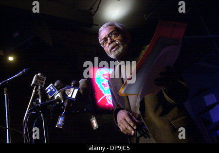 Der Poet Laureate of New Jersey, Amiri Baraka verteidigt und liest sein Gedicht "Jemand Blew Up America" in New York Stockfoto