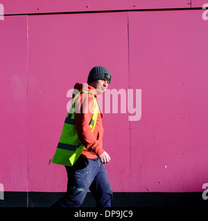 Mann tragen High Visibility Jacke rosa Website Internat vorbeigehen Stockfoto