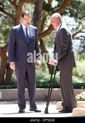 Spaniens Ministerpräsident Mariano Rajoy und König Juan Carlos gesehen im Marivent-Palast vor einem Meeting in Mallorca, Spanien Stockfoto