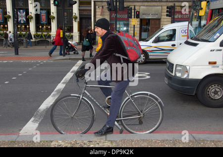 Mann auf einem Fahrrad an eine Ampel in London wartet. Stockfoto