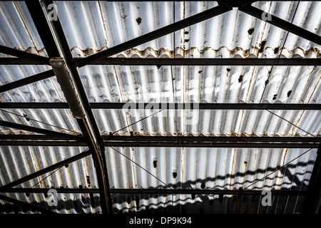 alten Wellpappe Polycarbonat-Dach mit rostigen Bau. Stockfoto