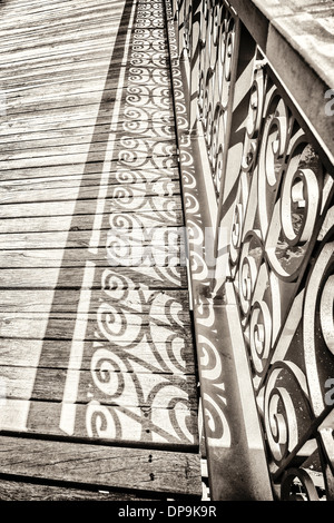 Vintage-Stil Detail von einer alten Brücke mit verzierten Geländer. Stockfoto