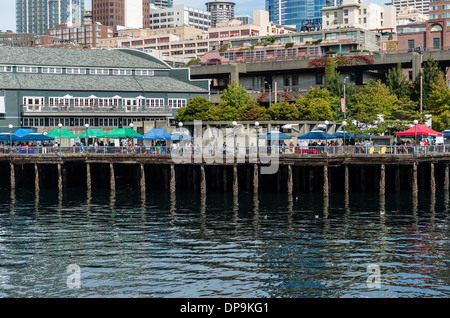 Waterfront Park mit Zelten und Touristen auf dem Pier Hafen von Seattle.  Seattle, Washington Stockfoto