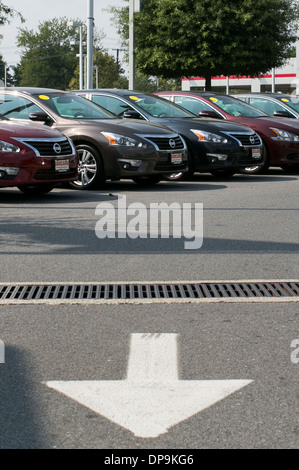 Nissan Händler viel in vorstädtischen Maryland. Stockfoto