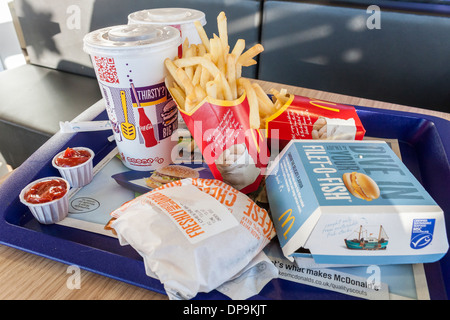 Fast-Food Fertiggerichte auf einem Tablett an einem McDonalds Restaurant Burger Bar. Stockfoto