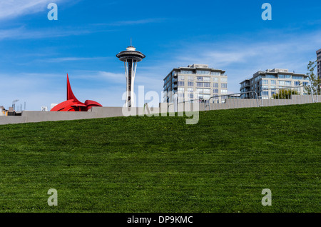 Blick auf die Space Needle und Olympic Sculpture Park von der Küste entfernt.  Seattle, Washington Stockfoto