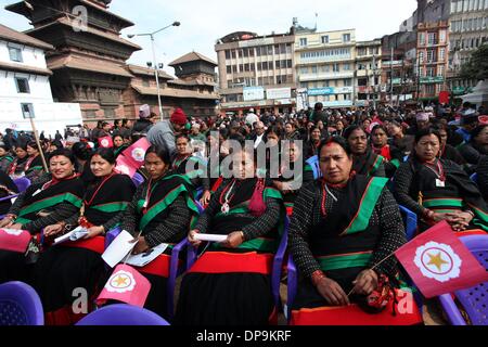 Kathmandu, Nepal. 9. Januar 2014. Frauen aus Newar Gemeinschaft an einer Masse Besprechung organisiert anlässlich der 4. Tag der Einheit Newar am Basantapur in Kathmandu, Hauptstadt von Nepal, 9. Januar 2014 teilnehmen. Bildnachweis: Sunil Sharma/Xinhua/Alamy Live-Nachrichten Stockfoto