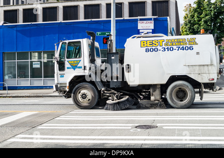 A die Kehrmaschine Reinigung LKW unterhält Straßen in der Innenstadt von Seattle.  Seattle, Washington Stockfoto