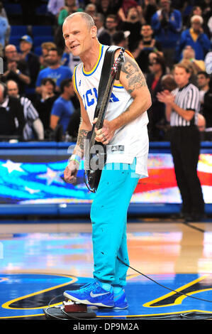 Los Angeles, CA, USA. 9. Januar 2014. Red Hot Chili Peppers Künstler floh führt die Nationalhymne vor dem College-Basketball-Spiel zwischen den Arizona Wildcats und die UCLA Bruins im Pauley Pavilion in Los Angeles, California.Louis Lopez/CSM/Alamy Live News Stockfoto