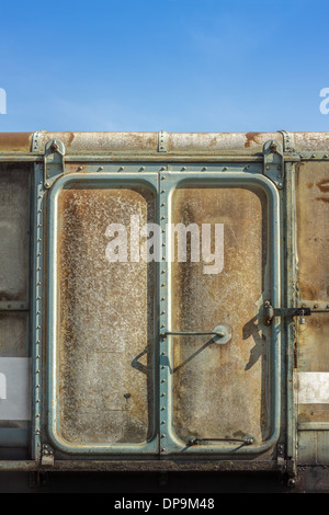 Vintage Eisenbahn Containertüren mit rostigen und alte Farbe auf blauem Himmel. Stockfoto