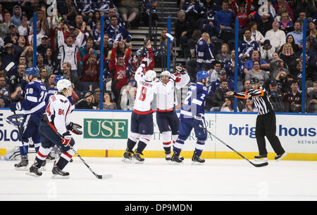 Tampa, Florida, USA. 9. Januar 2014. WILL VRAGOVIC | Times.Washington Capitals rechten Flügel Alex Ovechkin (8) feiert mit Washington Capitals rechten Flügel Eric Fehr (16) Nachdem Fehr das Spiel Siegtor in der letzten Minute der dritten Periode von den Tampa Bay Lightning gegen die Washington Capitals in der Tampa Bay Times Forum in Tampa am Donnerstag, 9. Januar 2014 erzielte. Washington besiegte die Schrauben, 4: 3. Bildnachweis: Willen Vragovic/Tampa Bucht Times/ZUMAPRESS.com/Alamy Live-Nachrichten Stockfoto