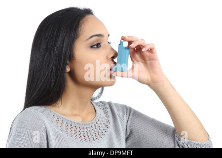 Asthmatische arabische Frau, die Atmung aus einem Inhalator isoliert auf weißem Hintergrund Stockfoto