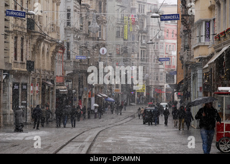 Ansicht der İstiklâl Caddesi, Beyoglu, Istanbul, Türkei mit Schnee fällt Stockfoto