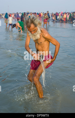 Ältere männliche Pilger mit einem weißen Bart, Baden in der Bucht von Bengalen bei Ganga Sagar Mela, Sagar Island, West Bengal, Indien Stockfoto