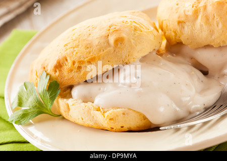 Hausgemachte Buttermilch Biscuits and Gravy zum Frühstück Stockfoto