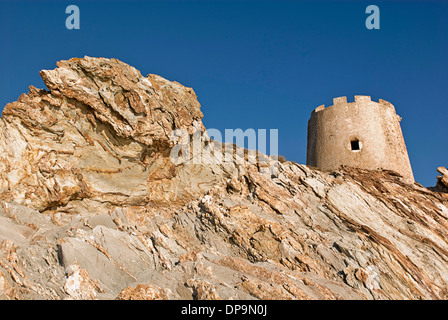 Cala Piscinni, kleinen Strand in Baia Chia, im Südwesten der Insel Sardinien, in der Nähe von Cagliari. Der alte Turm auf den Felsen Stockfoto