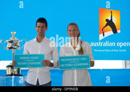 Melbourne, Australien. 10. Januar 2014. Titelverteidiger Victoria Azarenka (R) Belarus und Novak Djokovic Serbien stellen während der offiziellen Ziehung der Australian Open Tennis Championship in Melbourne, Australien, 10. Januar 2014. Bildnachweis: Bai Xue/Xinhua/Alamy Live-Nachrichten Stockfoto