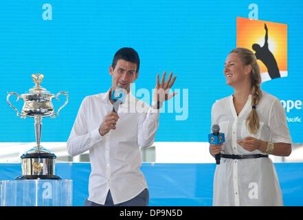 Melbourne, Australien. 10. Januar 2014. Titelverteidiger Victoria Azarenka (R) Belarus und Novak Djokovic Serbien sprechen während der offiziellen Ziehung der Australian Open Tennis Championship in Melbourne, Australien, 10. Januar 2014. Bildnachweis: Bai Xue/Xinhua/Alamy Live-Nachrichten Stockfoto