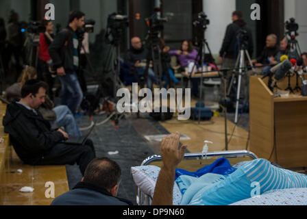 Tel Aviv, Israel. 10. Januar 2014. Journalisten warten auf die Chaim Sheba Medical Center in Tel Hashomer, wo Ariel Sharon, in der Nähe von Tel Aviv, Israel, am 10. Januar 2014 ins Krankenhaus eingeliefert. Der Zustand des ehemaligen israelischen Ministerpräsidenten Ariel Sharon, der seit acht Jahren im Koma und ist in letzter Zeit kritisch Kranken, hat weiter verschlechtert, die Krankenhaus-Sprecher bestätigte gegenüber Xinhua Donnerstag. Bildnachweis: Li Rui/Xinhua/Alamy Live-Nachrichten Stockfoto