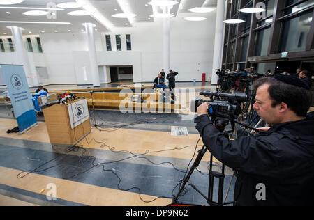 Tel Aviv, Israel. 10. Januar 2014. Ein Kameramann arbeitet bei der Chaim Sheba Medical Center in Tel Hashomer, wo Ariel Sharon, in der Nähe von Tel Aviv, Israel, am 10. Januar 2014 ins Krankenhaus eingeliefert. Der Zustand des ehemaligen israelischen Ministerpräsidenten Ariel Sharon, der seit acht Jahren im Koma und ist in letzter Zeit kritisch Kranken, hat weiter verschlechtert, die Krankenhaus-Sprecher bestätigte gegenüber Xinhua Donnerstag. Bildnachweis: Li Rui/Xinhua/Alamy Live-Nachrichten Stockfoto